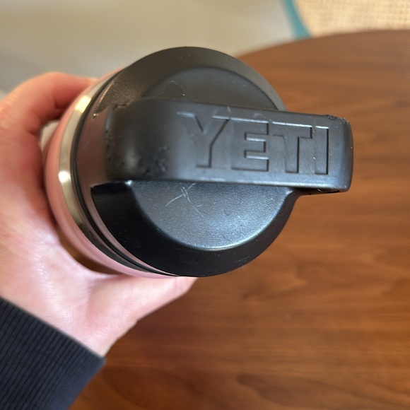 Yeti Rambler 26oz with chug cap Sandstone Pink - Picture 3 of 5